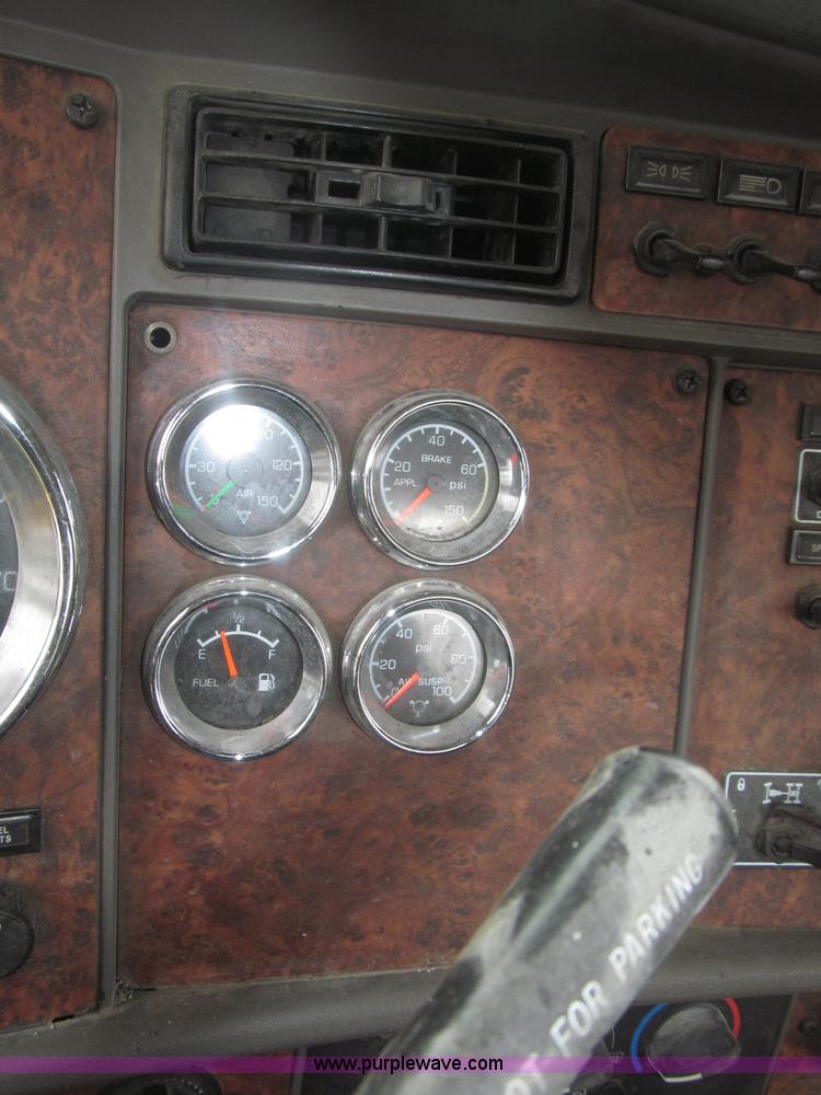 image for item F7055 2006 Kenworth T800 semi truck