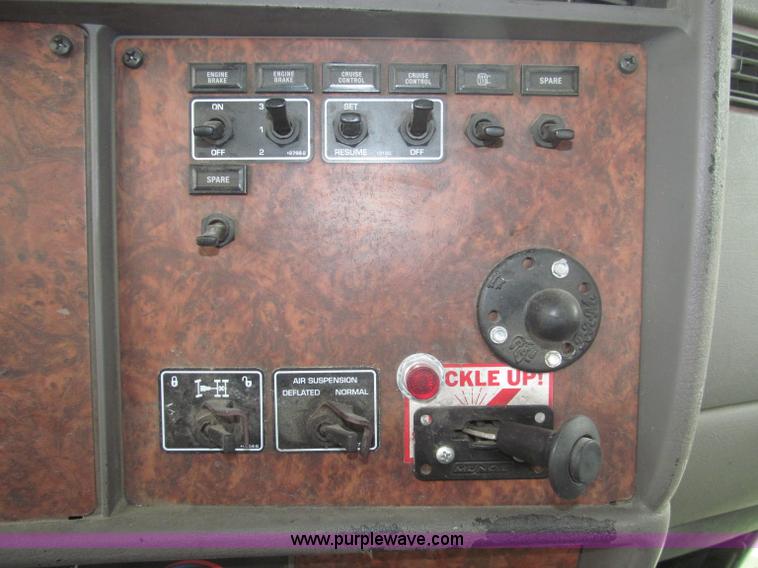 image for item F7055 2006 Kenworth T800 semi truck