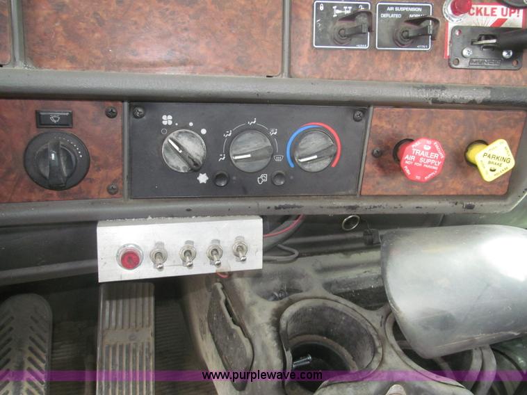 image for item F7055 2006 Kenworth T800 semi truck