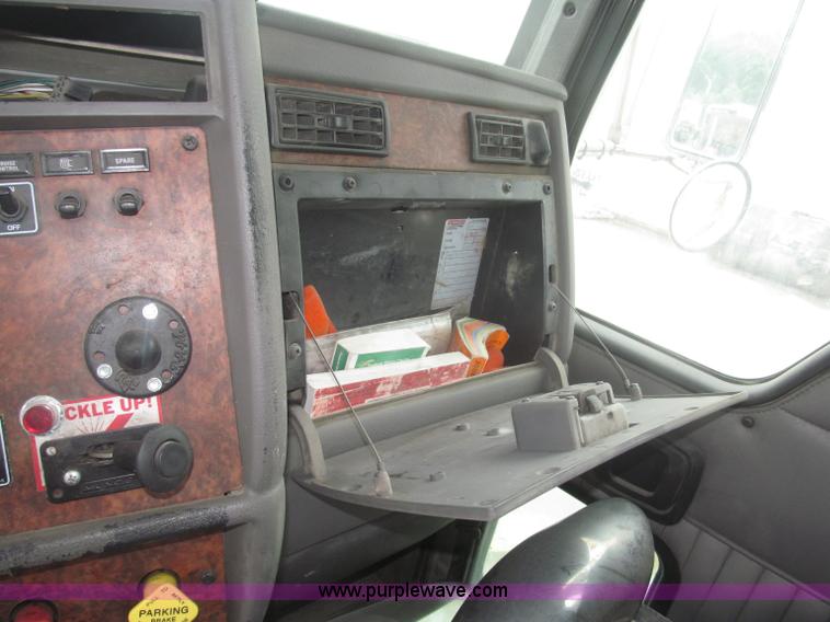 image for item F7055 2006 Kenworth T800 semi truck