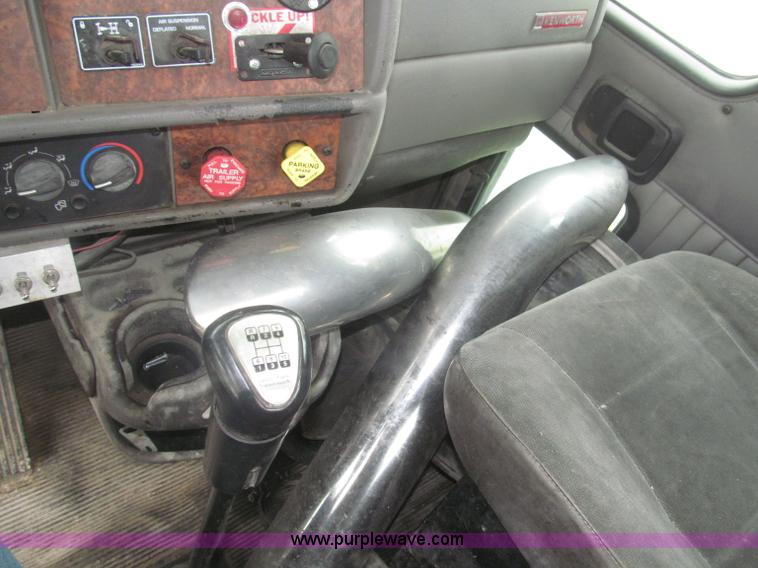 image for item F7055 2006 Kenworth T800 semi truck