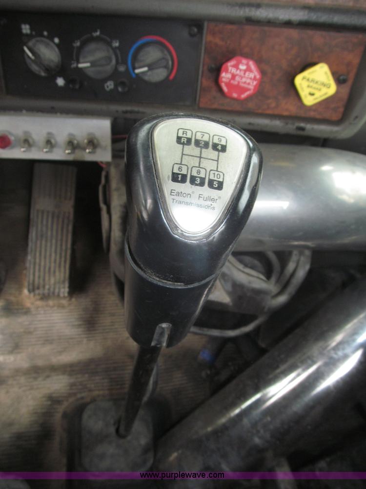 image for item F7055 2006 Kenworth T800 semi truck