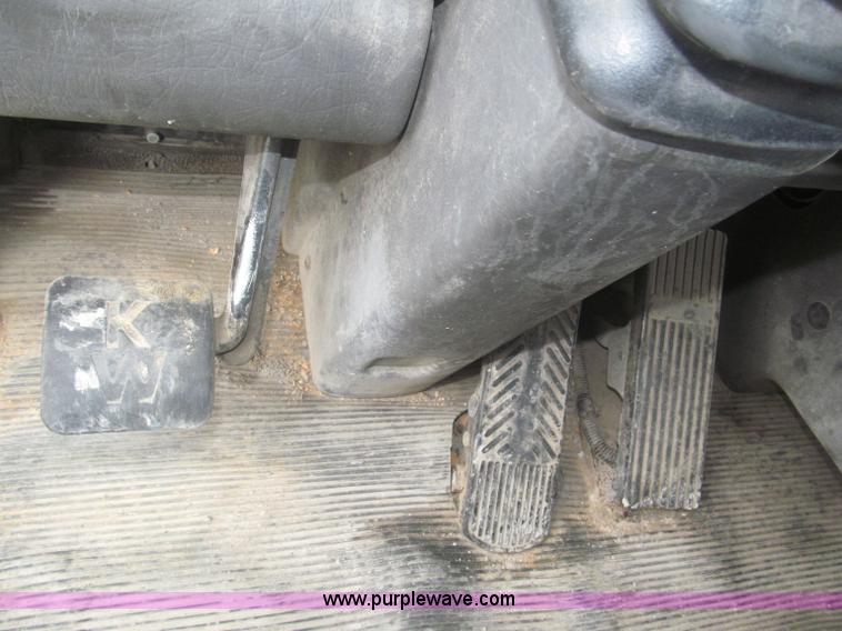 image for item F7055 2006 Kenworth T800 semi truck