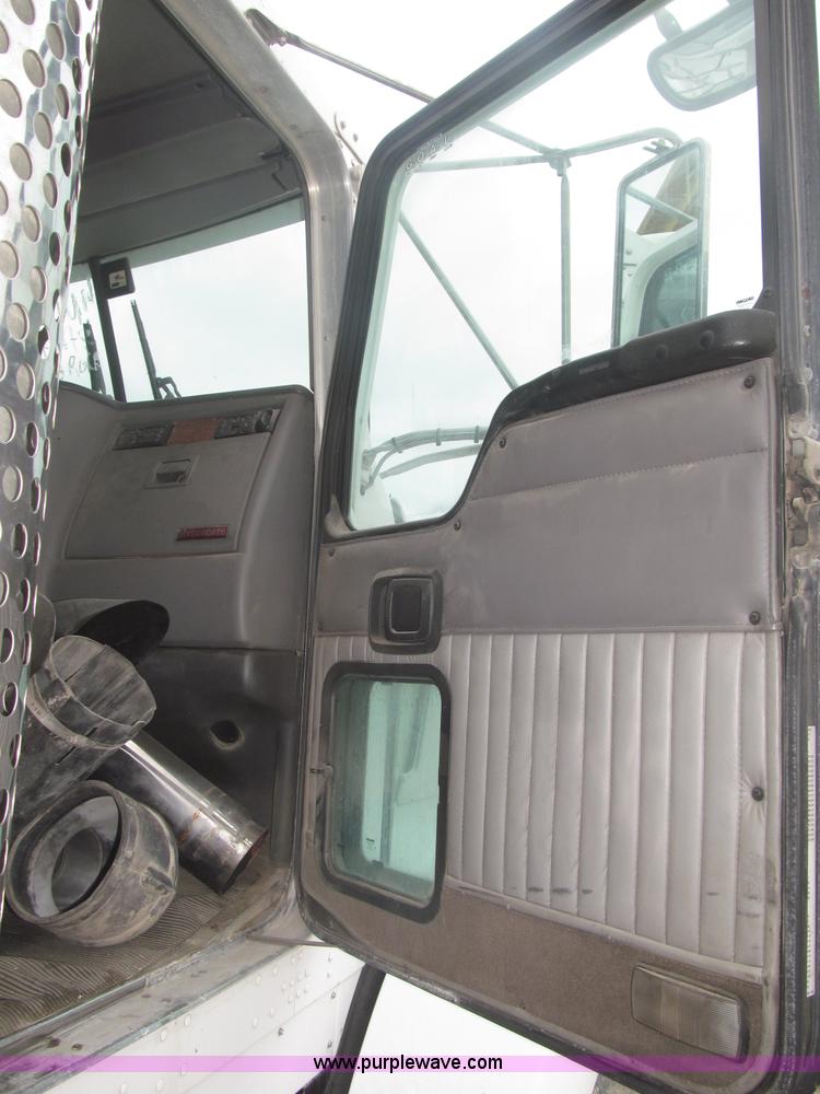 image for item F7055 2006 Kenworth T800 semi truck