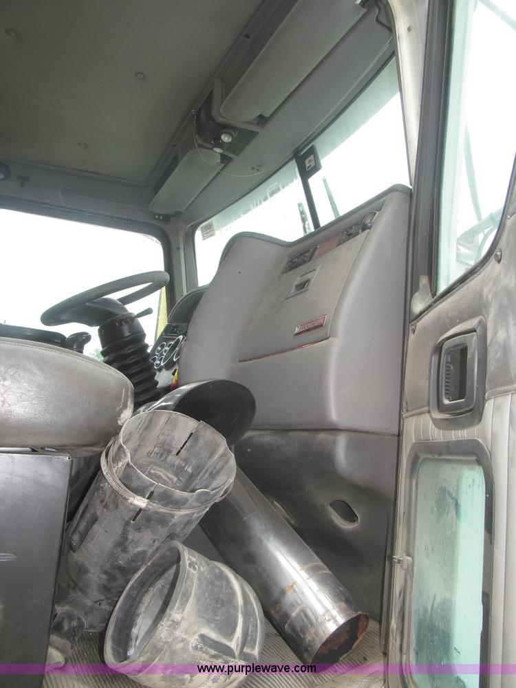 image for item F7055 2006 Kenworth T800 semi truck