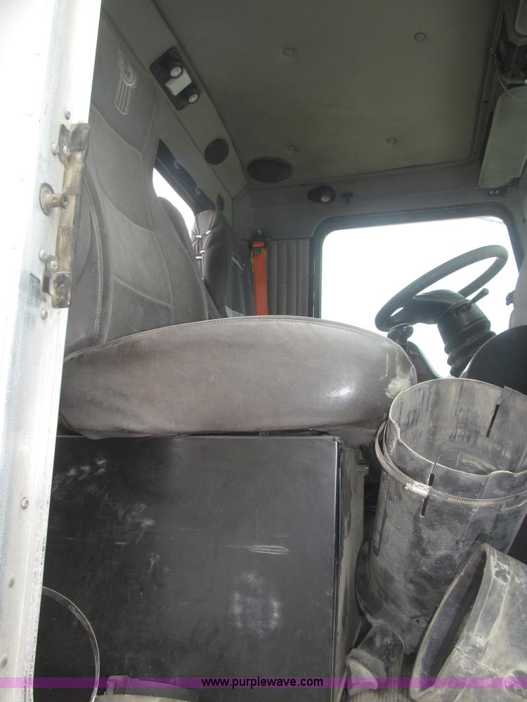 image for item F7055 2006 Kenworth T800 semi truck