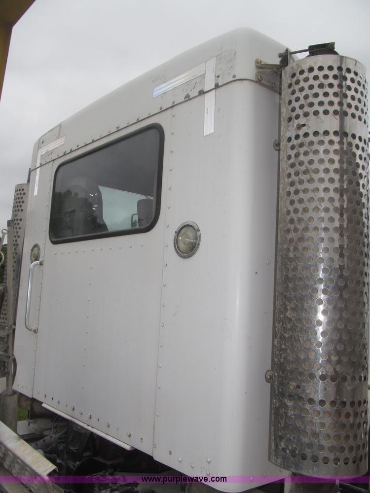 image for item F7055 2006 Kenworth T800 semi truck