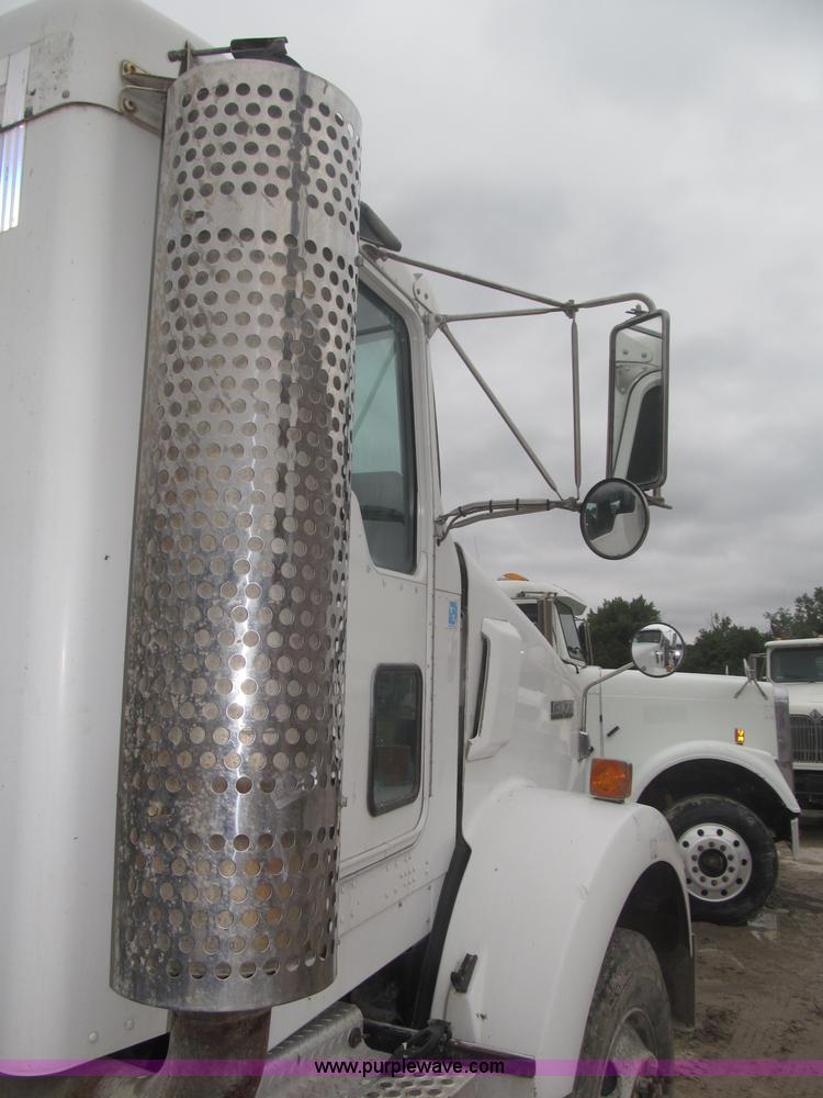 image for item F7055 2006 Kenworth T800 semi truck