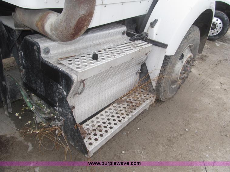 image for item F7055 2006 Kenworth T800 semi truck