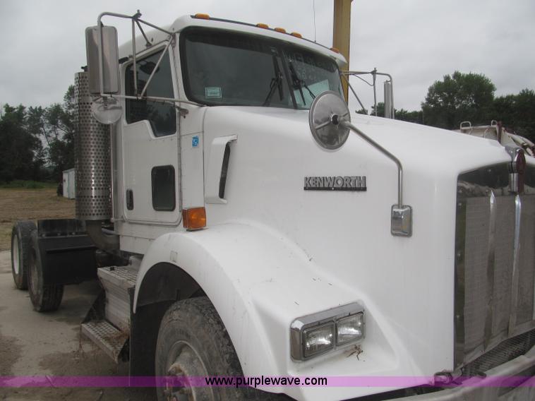 image for item F7055 2006 Kenworth T800 semi truck