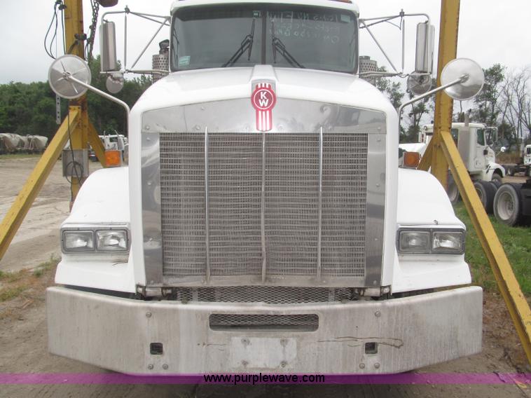 image for item F7055 2006 Kenworth T800 semi truck