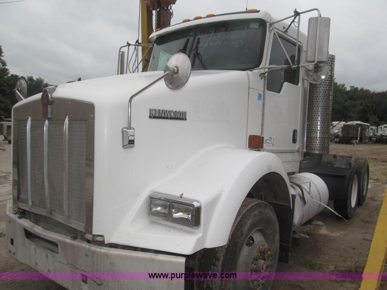 image for item F7055 2006 Kenworth T800 semi truck