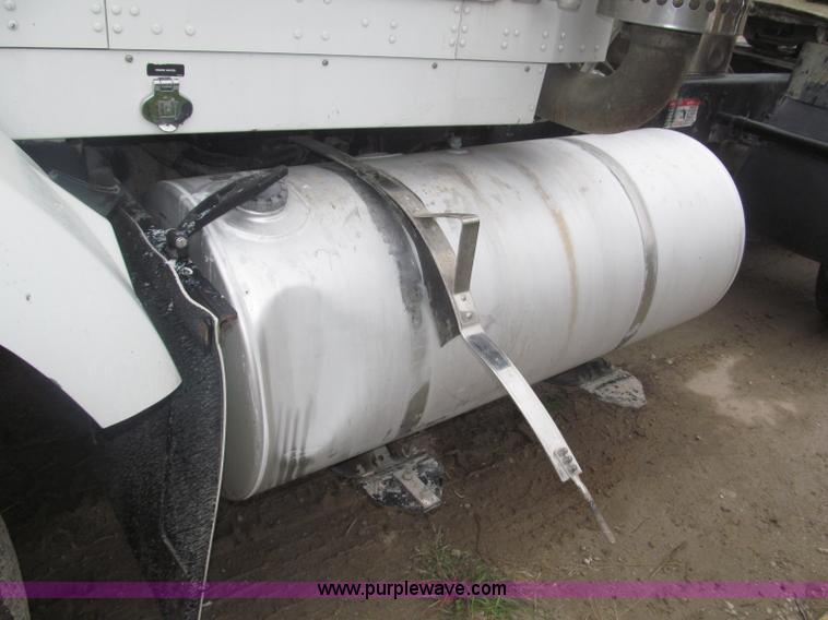 image for item F7055 2006 Kenworth T800 semi truck