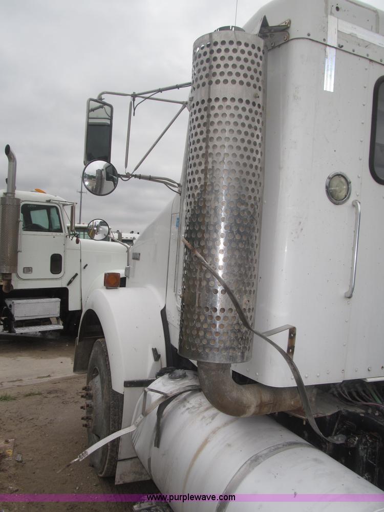 image for item F7055 2006 Kenworth T800 semi truck