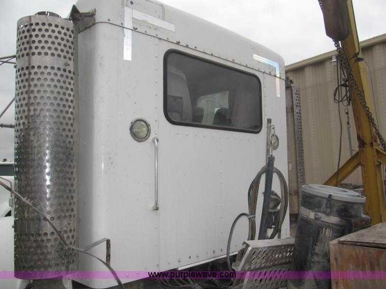 image for item F7055 2006 Kenworth T800 semi truck