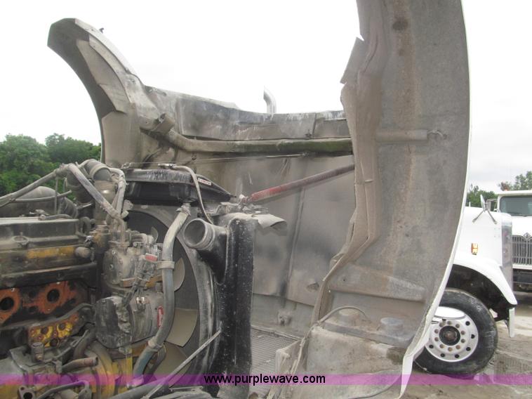 image for item F7055 2006 Kenworth T800 semi truck