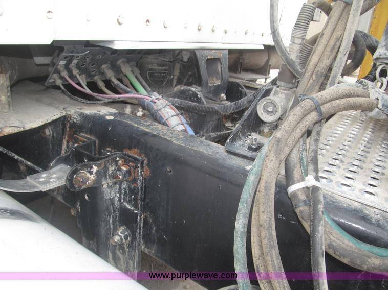 image for item F7055 2006 Kenworth T800 semi truck