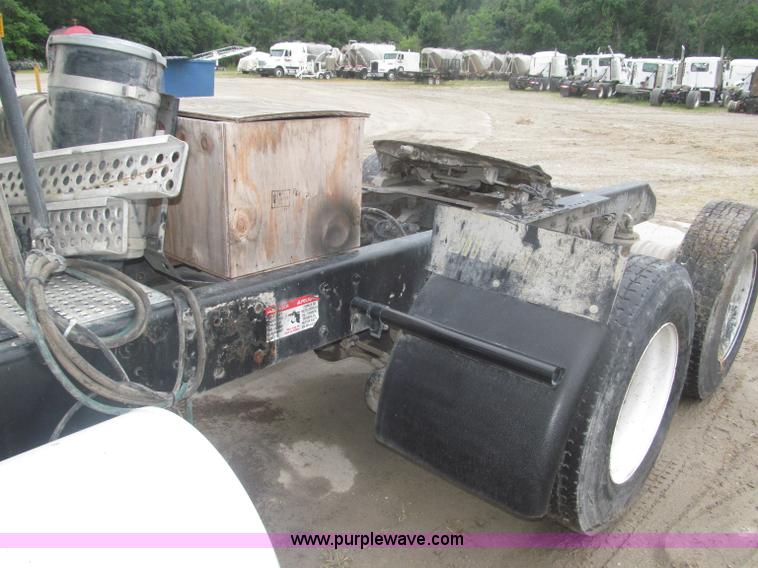 image for item F7055 2006 Kenworth T800 semi truck