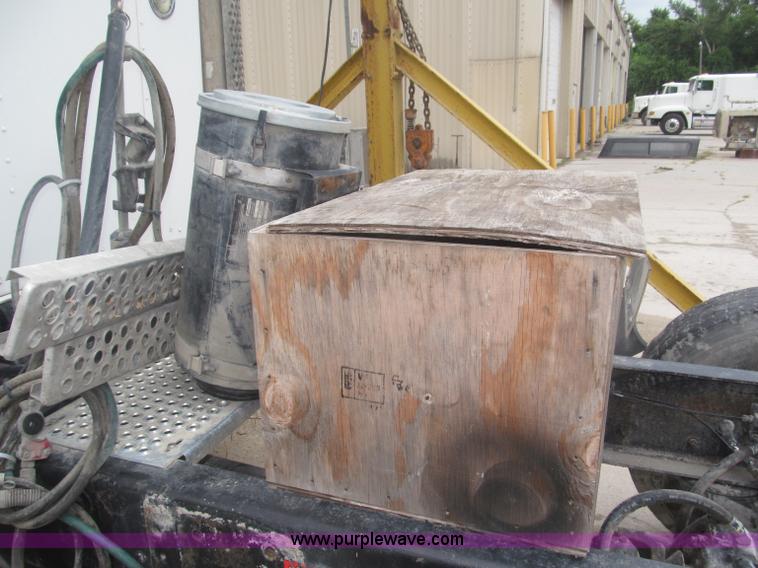 image for item F7055 2006 Kenworth T800 semi truck