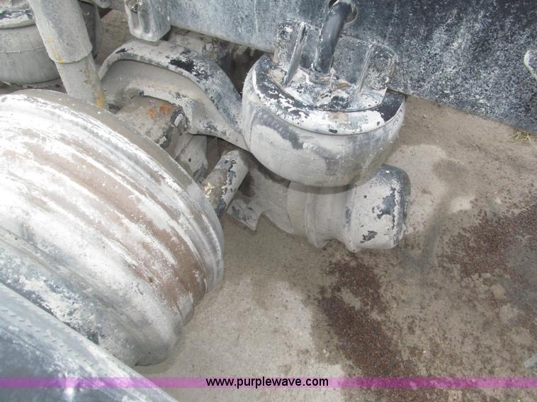 image for item F7055 2006 Kenworth T800 semi truck