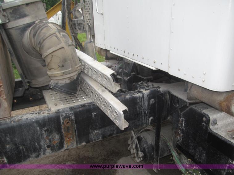 image for item F7055 2006 Kenworth T800 semi truck