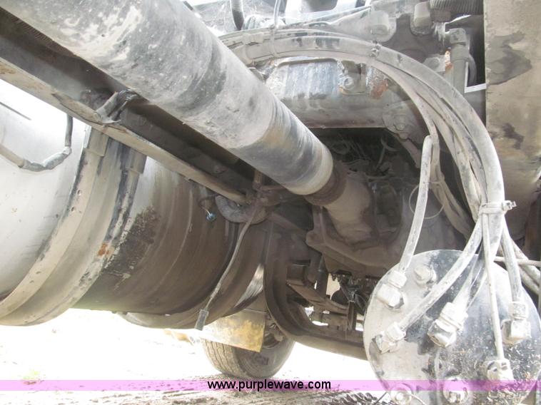 image for item F7055 2006 Kenworth T800 semi truck