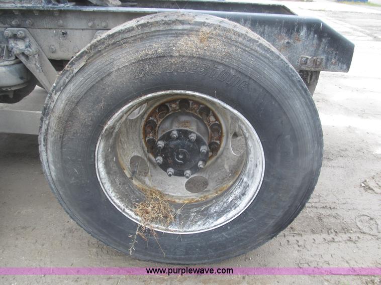 image for item F7055 2006 Kenworth T800 semi truck