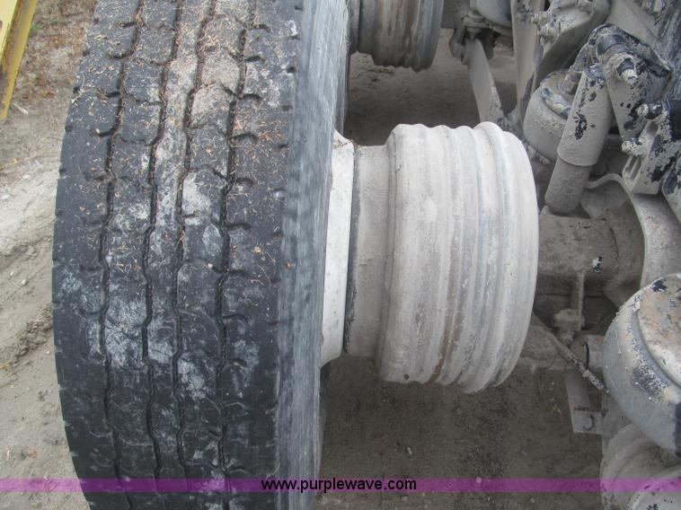 image for item F7055 2006 Kenworth T800 semi truck