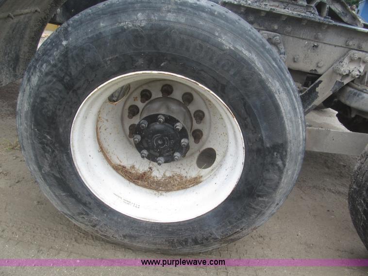 image for item F7055 2006 Kenworth T800 semi truck