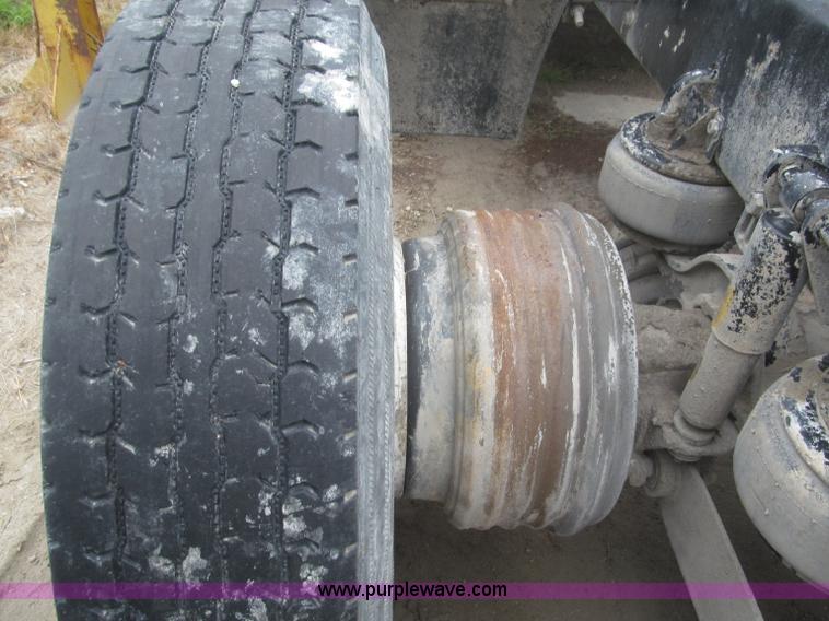 image for item F7055 2006 Kenworth T800 semi truck