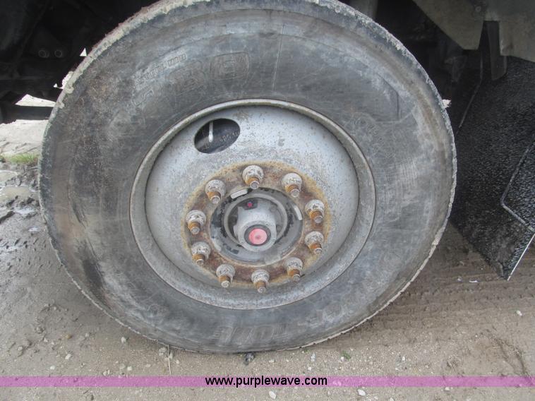 image for item F7055 2006 Kenworth T800 semi truck