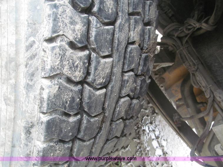 image for item F7055 2006 Kenworth T800 semi truck