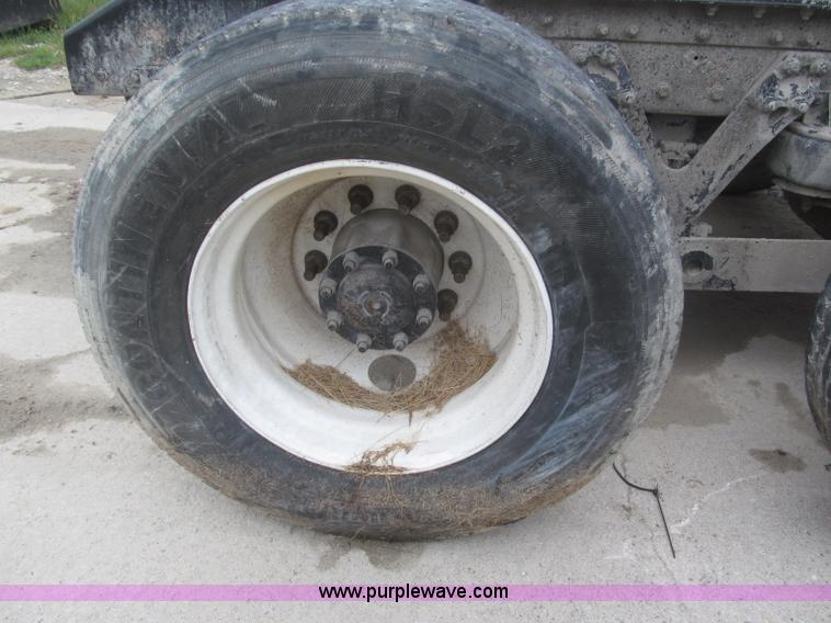 image for item F7055 2006 Kenworth T800 semi truck