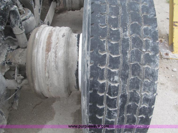 image for item F7055 2006 Kenworth T800 semi truck