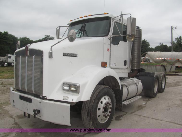 image for item F7056 2007 Kenworth T800 semi truck