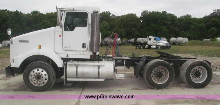 image for item F7056 2007 Kenworth T800 semi truck