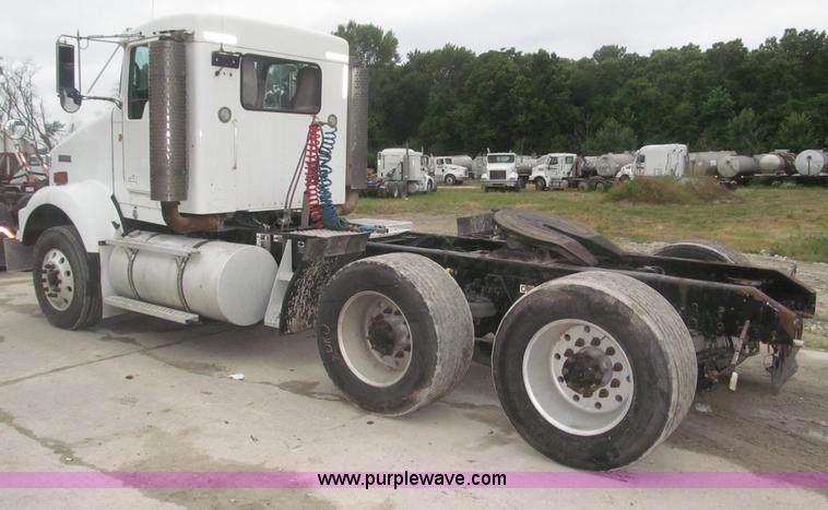 image for item F7056 2007 Kenworth T800 semi truck