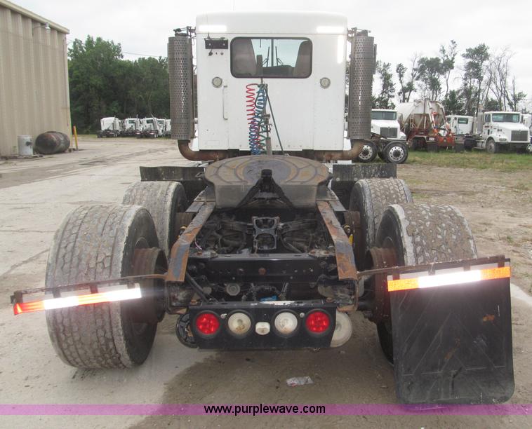 image for item F7056 2007 Kenworth T800 semi truck