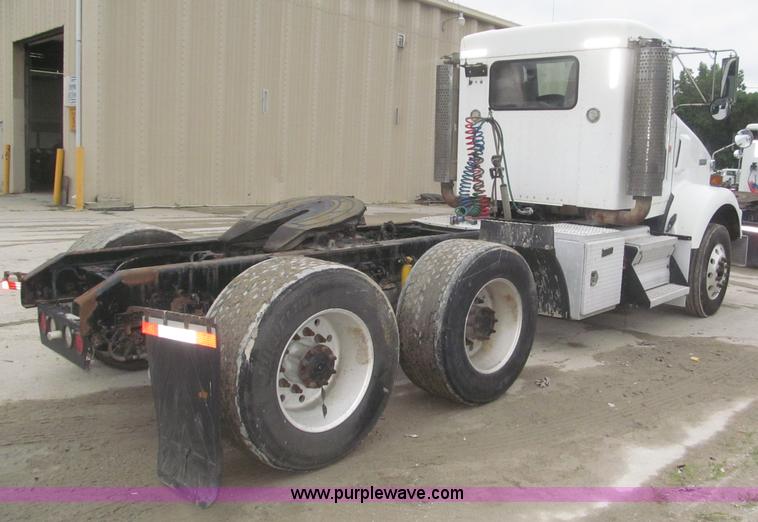 image for item F7056 2007 Kenworth T800 semi truck