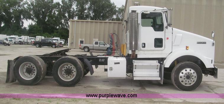 image for item F7056 2007 Kenworth T800 semi truck