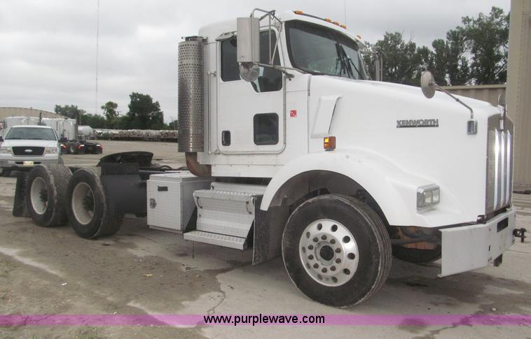 image for item F7056 2007 Kenworth T800 semi truck