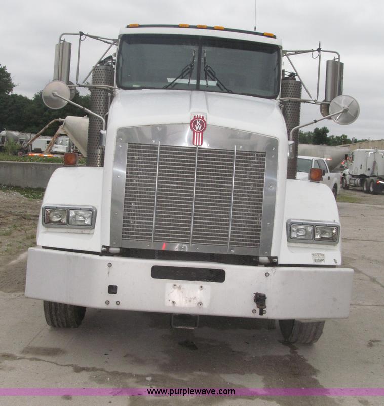 image for item F7056 2007 Kenworth T800 semi truck