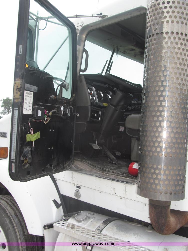 image for item F7056 2007 Kenworth T800 semi truck