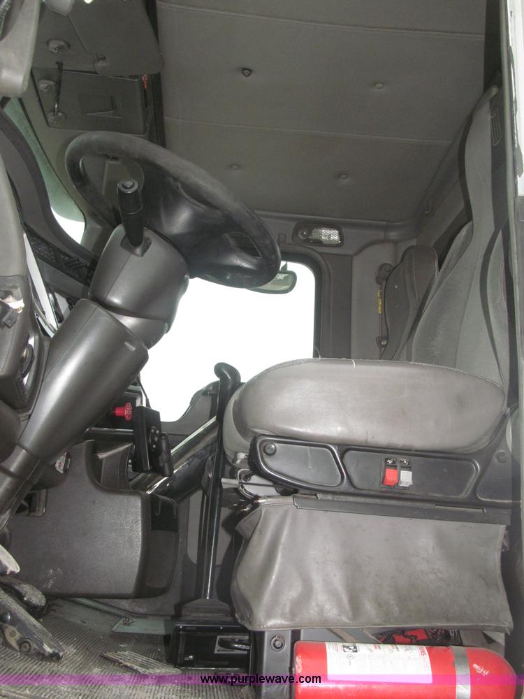 image for item F7056 2007 Kenworth T800 semi truck