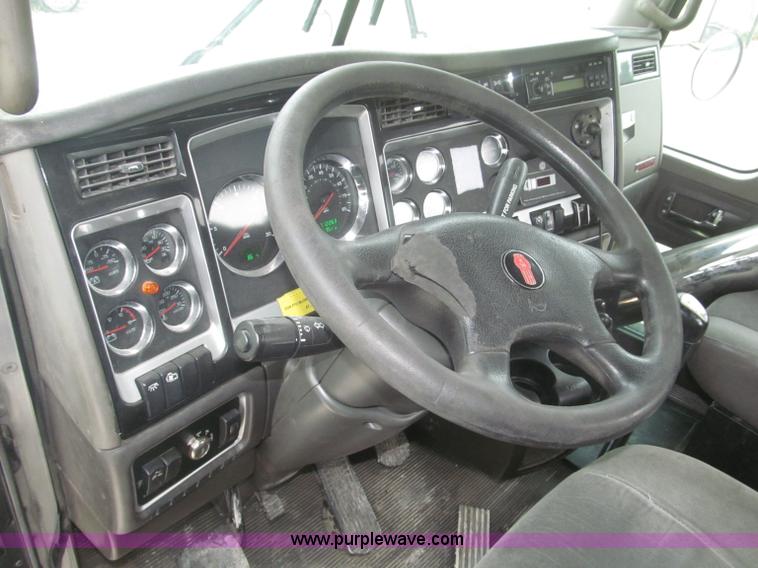 image for item F7056 2007 Kenworth T800 semi truck