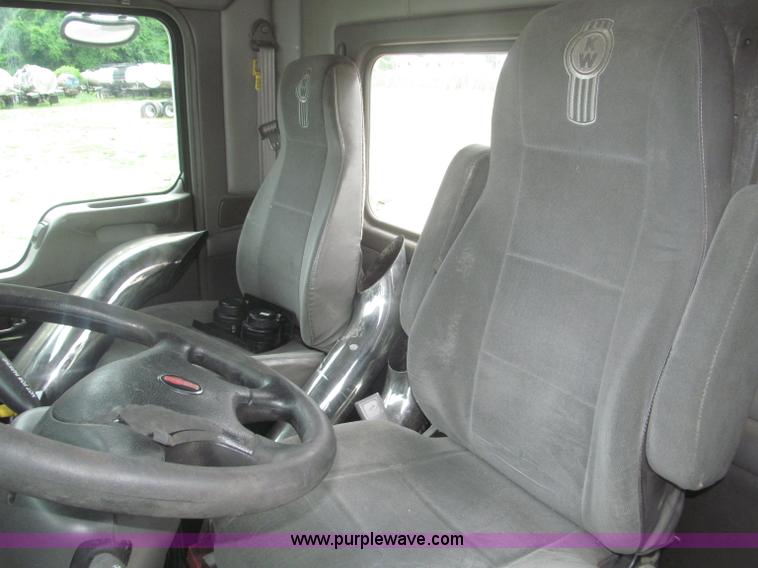 image for item F7056 2007 Kenworth T800 semi truck