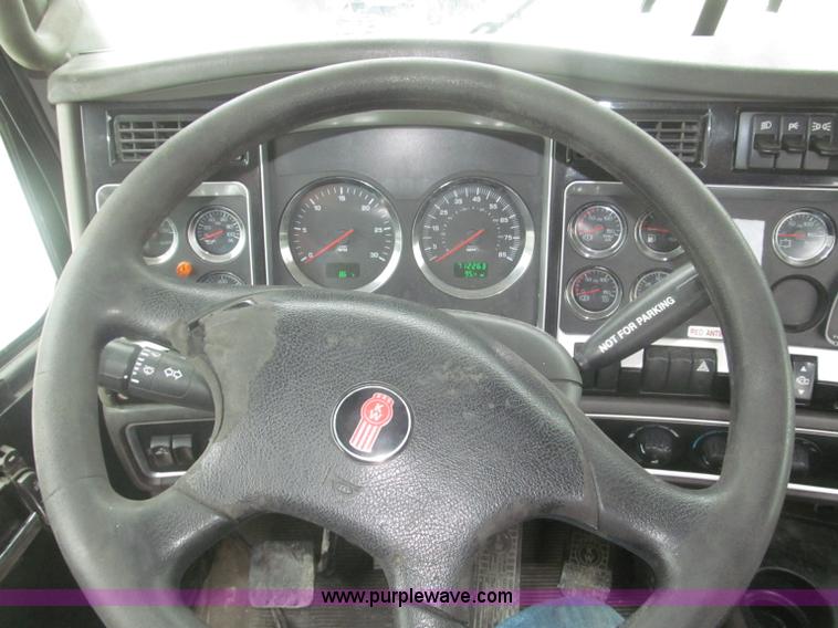 image for item F7056 2007 Kenworth T800 semi truck