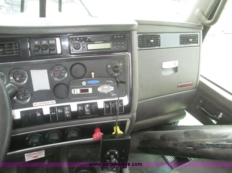 image for item F7056 2007 Kenworth T800 semi truck