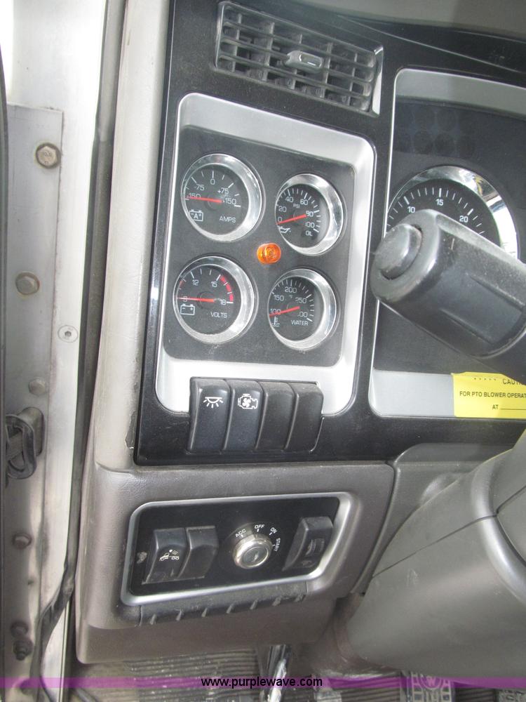 image for item F7056 2007 Kenworth T800 semi truck