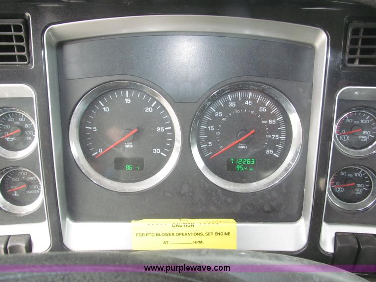 image for item F7056 2007 Kenworth T800 semi truck